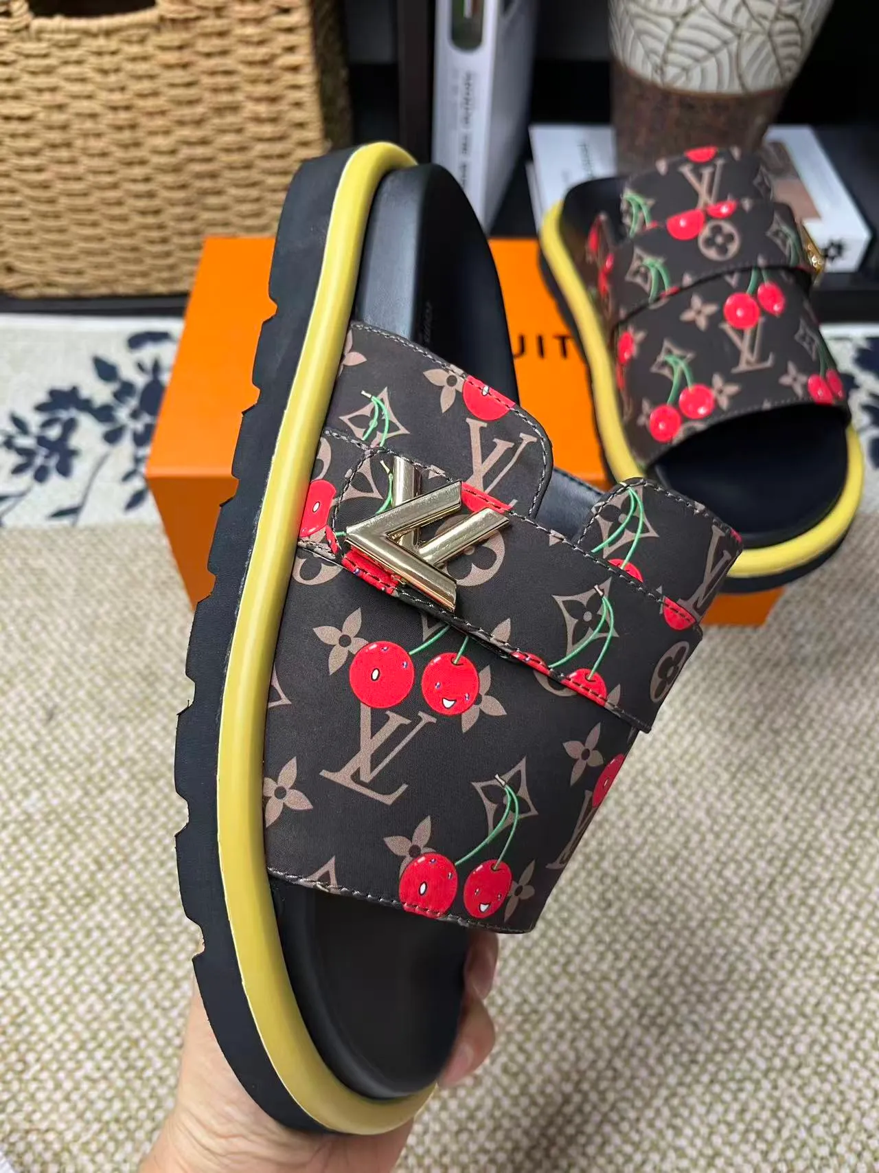 P340 [New Style] [LOUIS VUITTON] Louis Vuitton, LV printing, men's and women's slippers are now on the market, packed in drawer boxes with cloth bags and cards, the upper pattern looks very soft and waxy, and is a super versatile leg slimming tool. Fabric: imported denim/canvas/old fabric, LV hardware LOGO, official website pattern printing, comfortable to wear, feet: high-elastic PU water table. Sole: foam sole, heel height: about 5cm. Code number: 35-46, 35, 45, 46 are custom-made and non-returnable. Color: multiple colors and styles available.